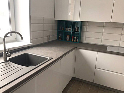 Угловая столешница на кухню из кварцевого камня PRIMAX 833 TerraCotta Угловая столешница на кухню из кварцевого камня PRIMAX 833 TerraCotta